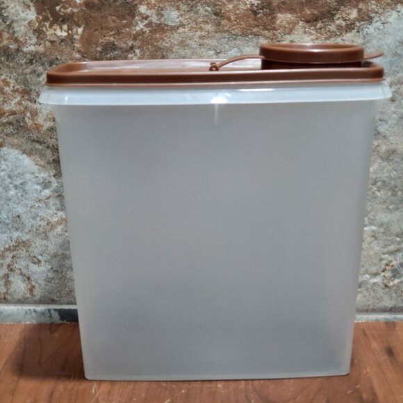 Vintage Tupperware Store-N-Pour 13 cup Storage Container Brown Flip Top Lid - Picture 2 of 12